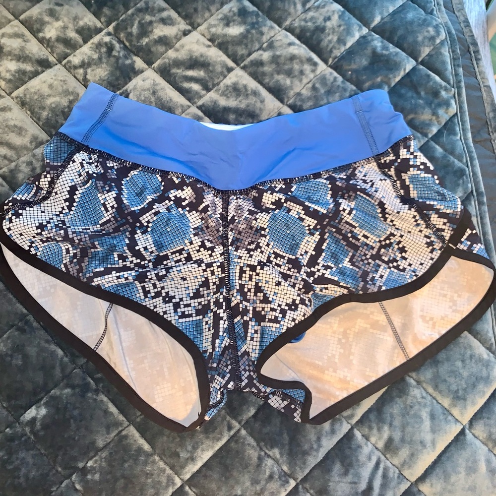 ❌SOLD❌ Lululemon Blue Snakeskin Speed Short size 4